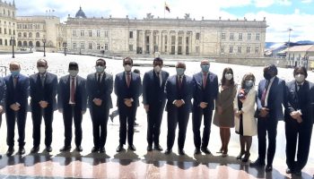 Personal asistente al acto de sanción presidencial de la ley CPACA