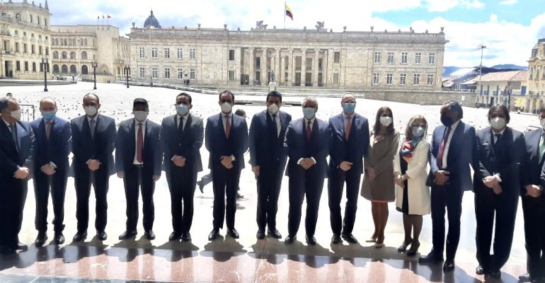 Personal asistente al acto de sanción presidencial de la ley CPACA