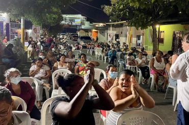 Reunión en el barrio La Manga de Barranquilla